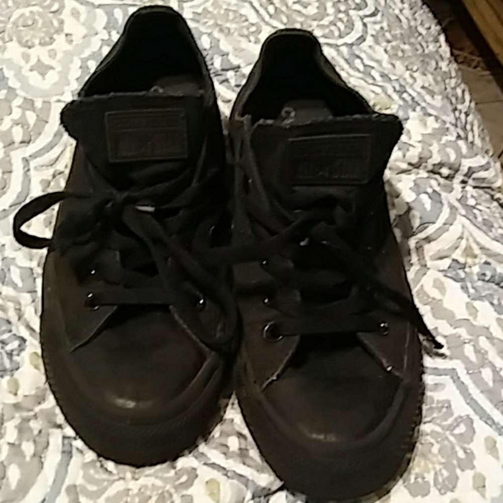 Converse black tennis shoes